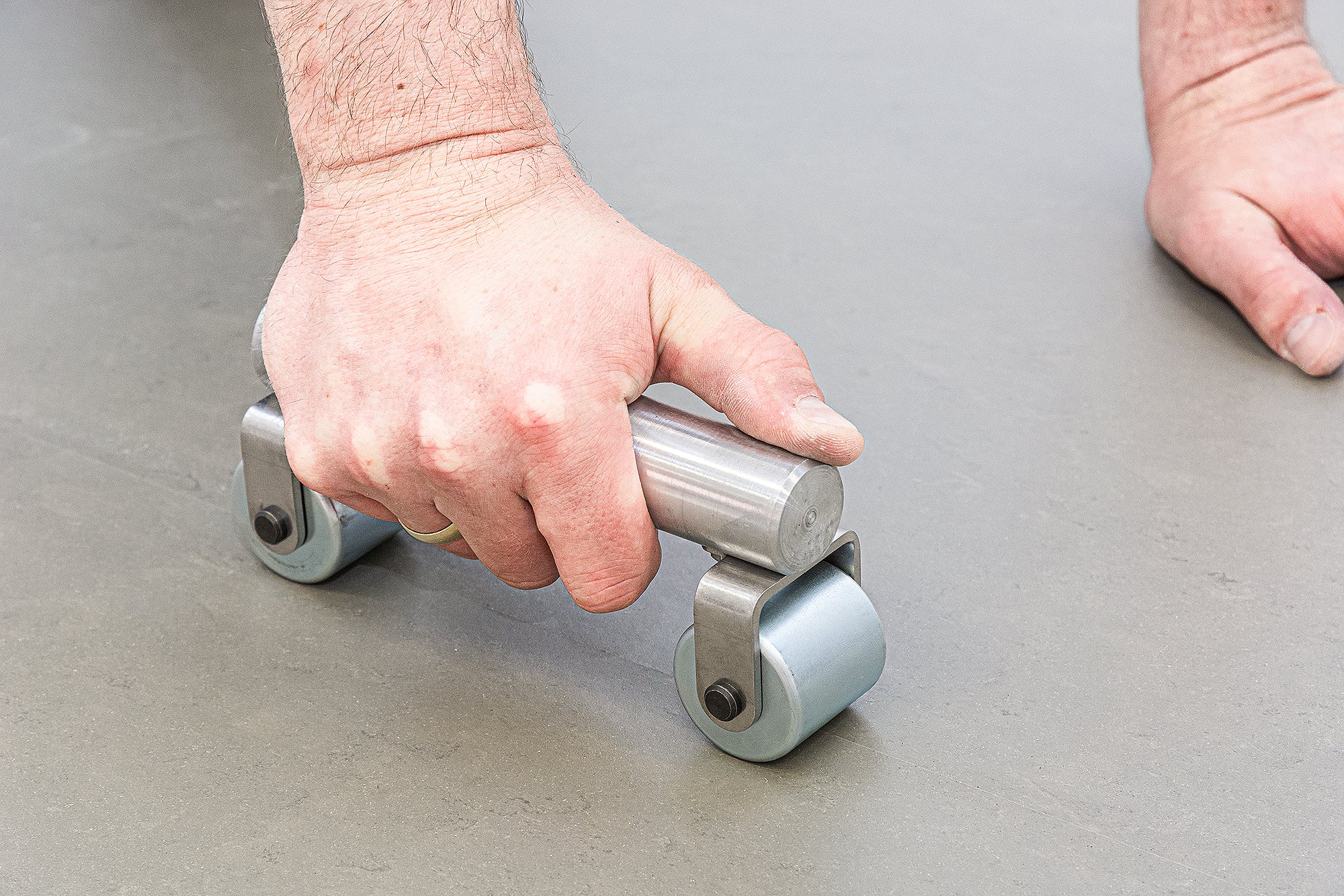 Roll Andrückrolle mit massivem Griff mit 2 Rollen 40 mm breit. Länge 195 mm 1614033